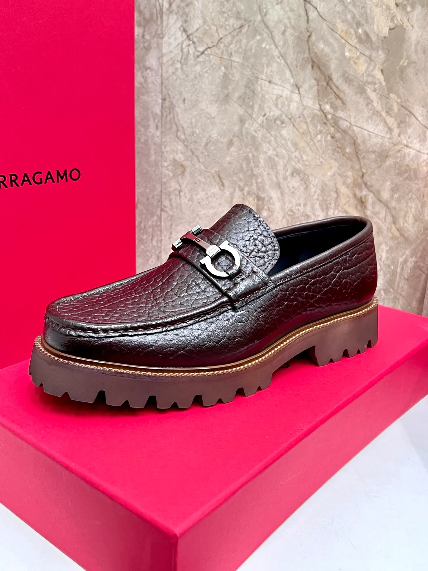 Original quality P580 Brand: Ferragamo Standard size: Men's size 38/44 (45.46 can be customized) Grade: Same style as the official website High-quality men's shoes Material: Customized first-layer calfskin with water-dyed cowhide lining Cowhide tiptoe Original non-slip and wear-resistant rubber outsole Style category: Men's formal business leather shoes are young and fashionable European and American trends British style Casual matching and comfortable feet Color: actual picture